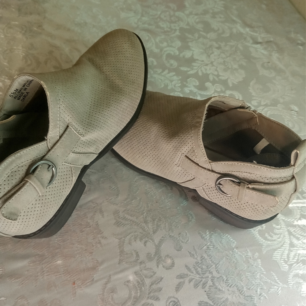 White Mountain  Darla ankle boots women's size 5 1/2 M Gray